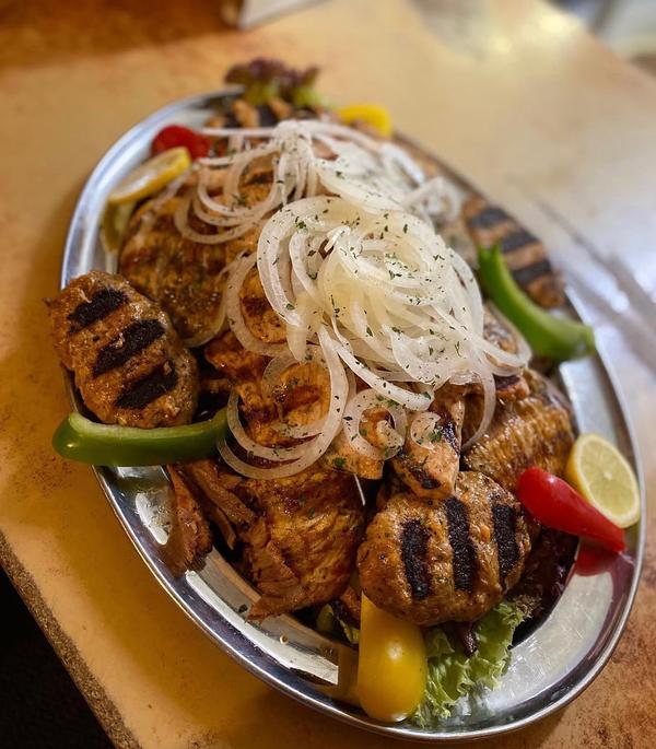 Große Grillplatte mit Spießen und Gemüse