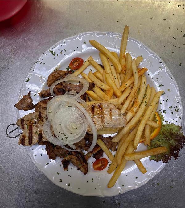 Griechischer Grillteller mit Pommes