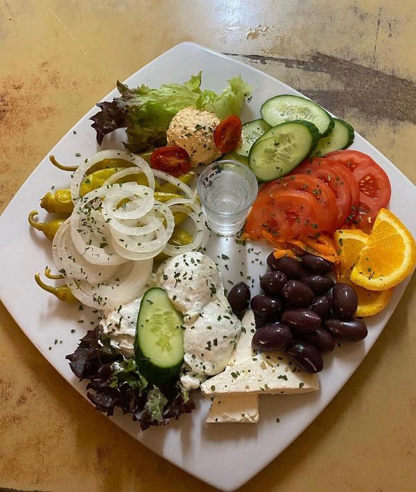 Griechischer Bauernsalat mit Feta und Oliven